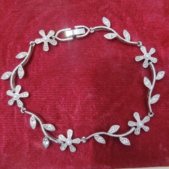 Vintage Jewelry - Vintage gorgeous flower bracelet MUST BUNDLE